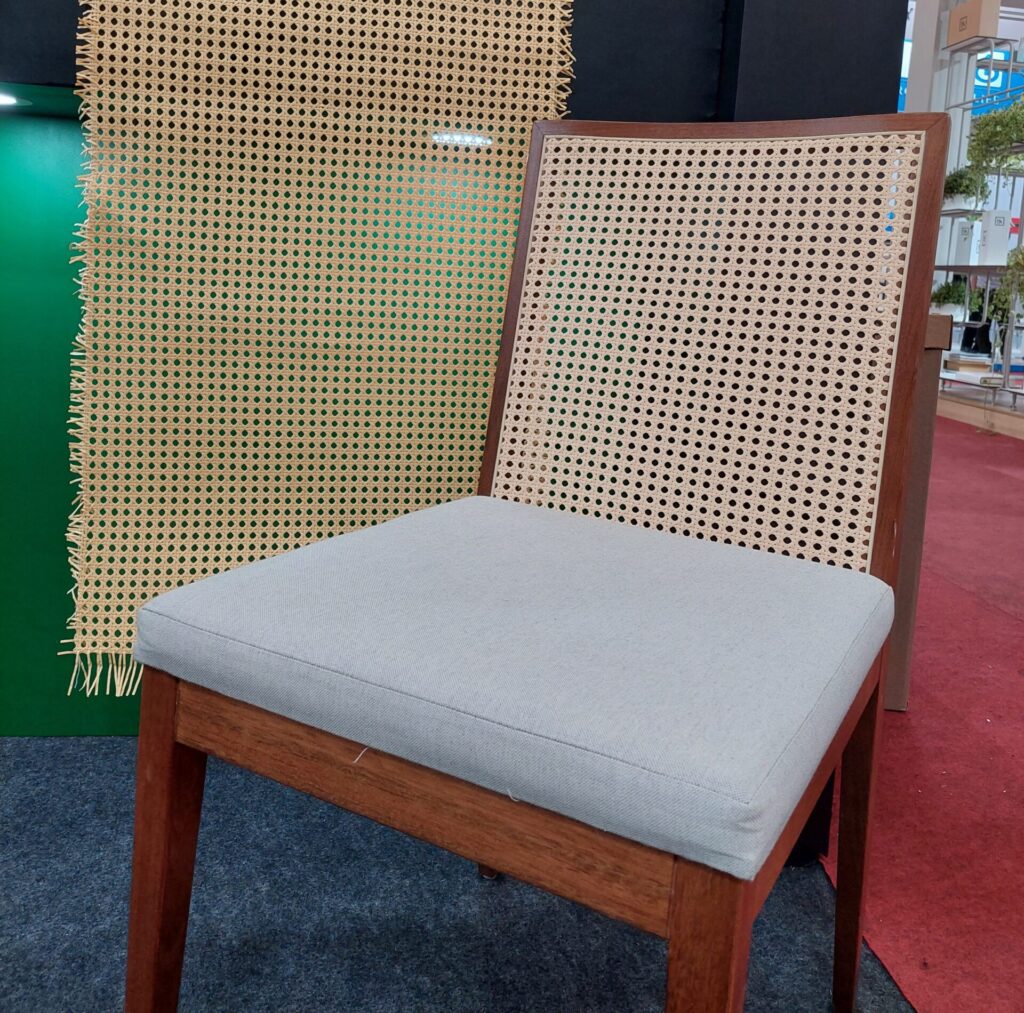 Cadeira de madeira com encosto de fibra de papel vegetal.